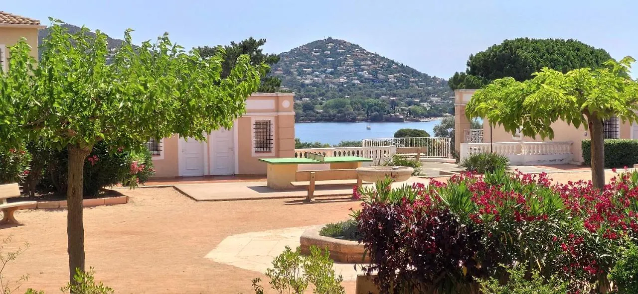 Cap Esterel Belvedere: Seaside Garden Apartment with Pool Saint-Raphael  0*, Saint-Raphael (Var) France