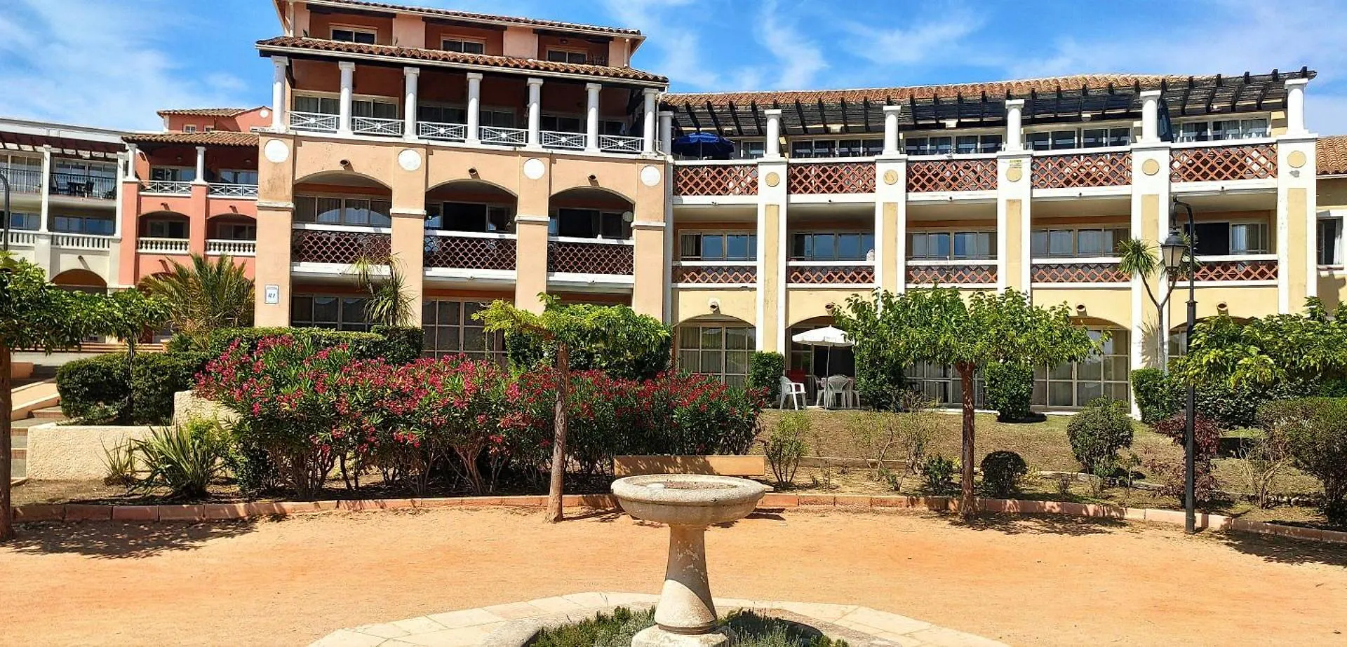 Cap Esterel Belvedere: Seaside Garden Apartment with Pool Saint-Raphael  France