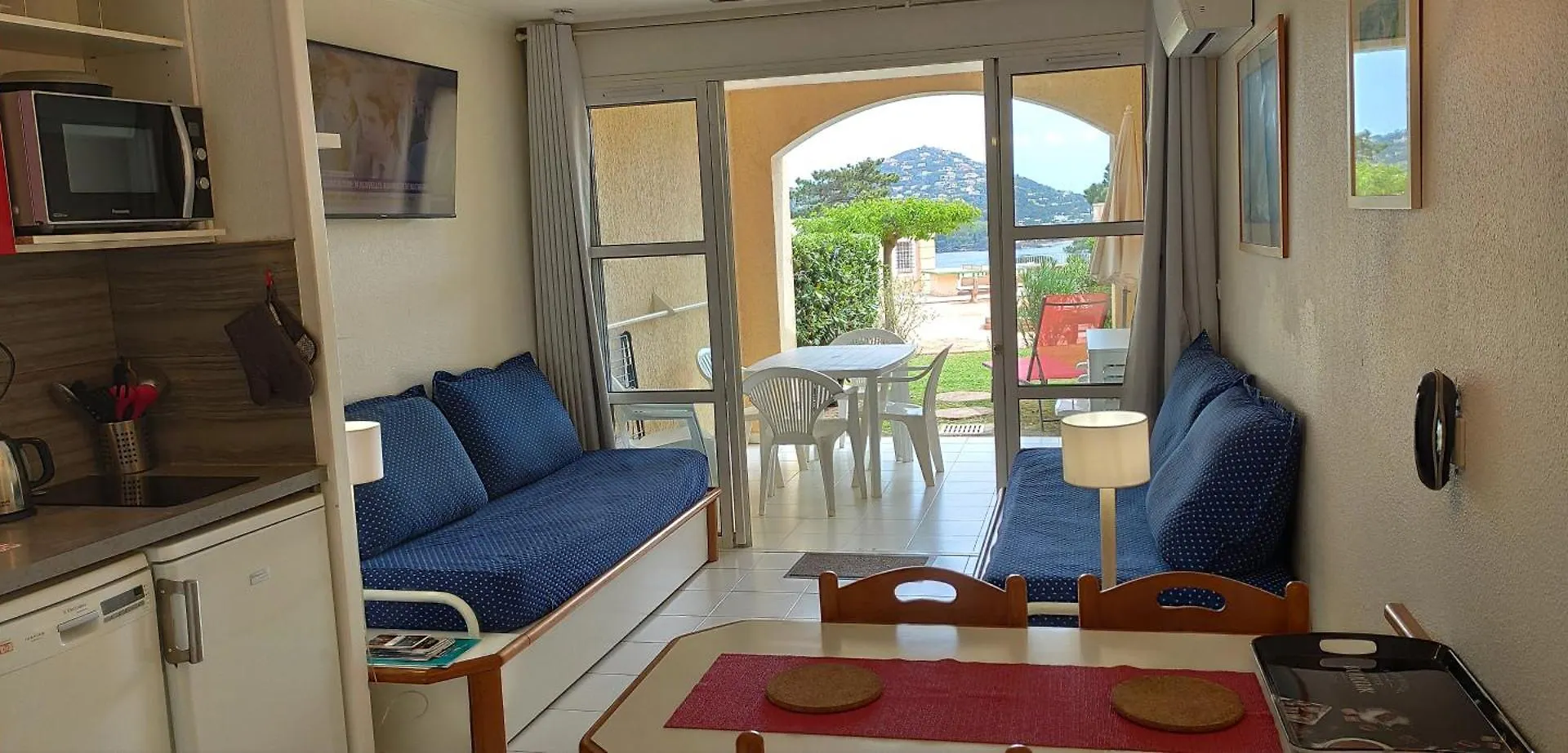 Cap Esterel Belvedere: Seaside Garden Apartment with Pool Saint-Raphael  France